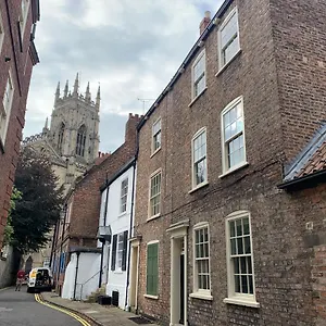 7 Precentor's Court York