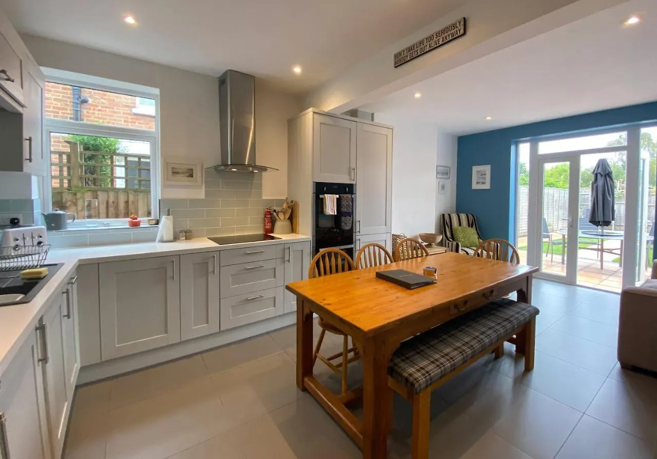 본머스 Charming 3 Bed House And Garden, Pet Friendly 빌라